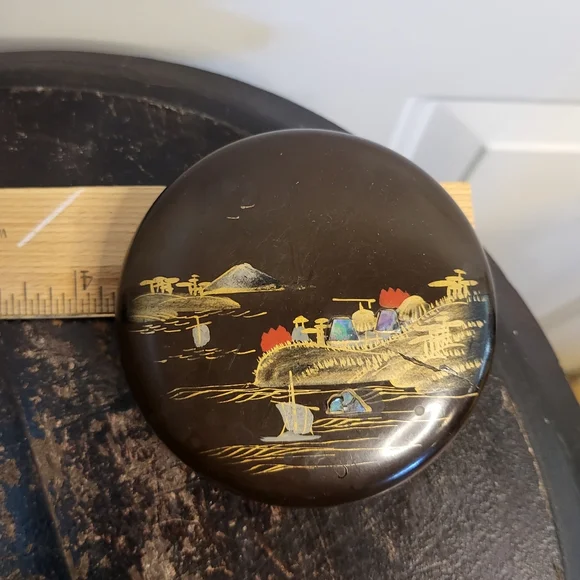 Vintage Round Japanese Lacquer Box with Lid & Decorative Abelone Inlay S… - Picture 8 of 9